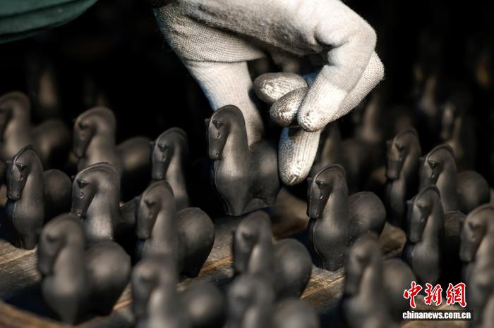 مقاطعة شيشيان، آنهوي: صناعة حبر هويتشو احتفالاً بعام الحصان