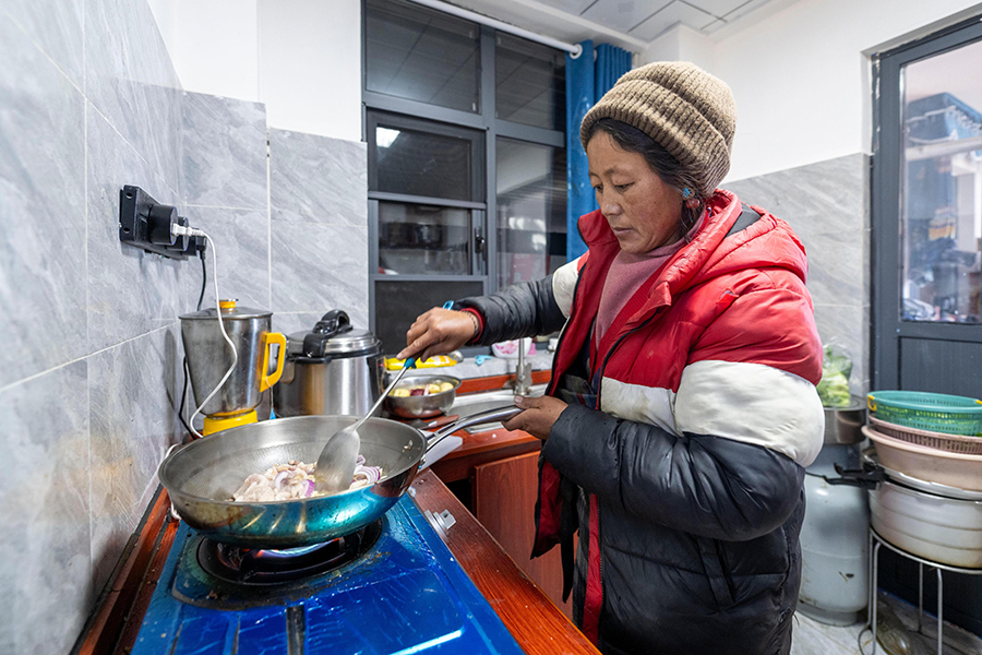 بعد مرور عام على إعادة الإعمار في دينغري ..  أشعة الشمس الدافئة تضيء المنازل الجديدة