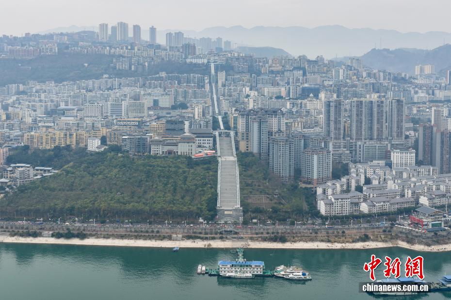 افتتاح السلم المتحرك في تشونغتشينغ بارتفاع رأسي يتجاوز 240 مترا