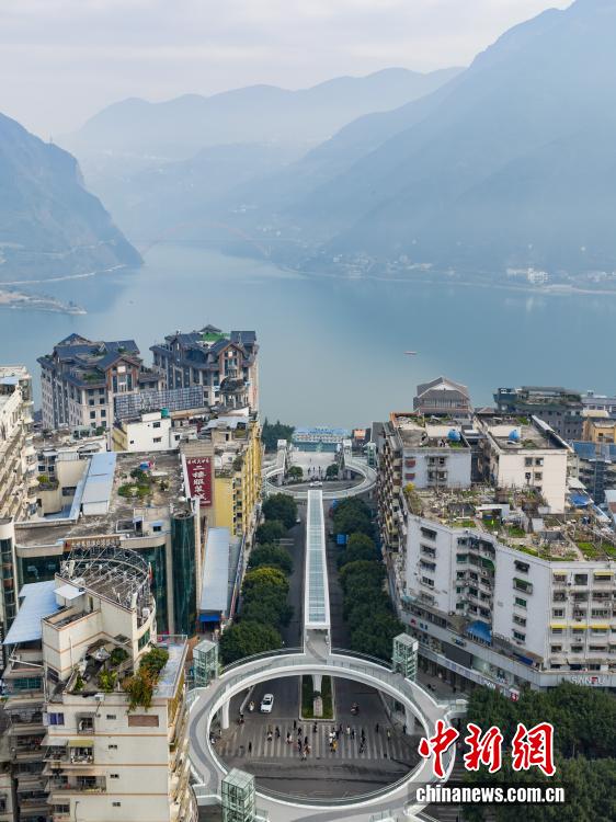 افتتاح السلم المتحرك في تشونغتشينغ بارتفاع رأسي يتجاوز 240 مترا