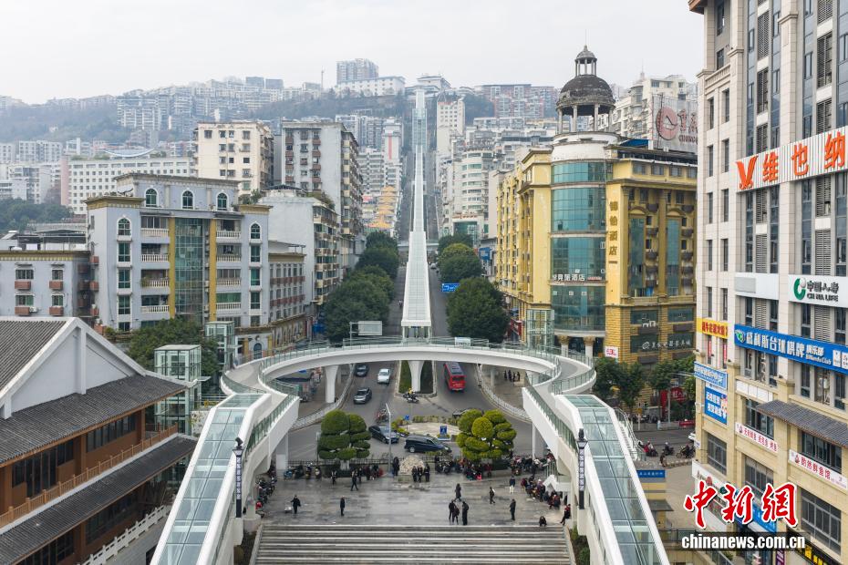 افتتاح السلم المتحرك في تشونغتشينغ بارتفاع رأسي يتجاوز 240 مترا