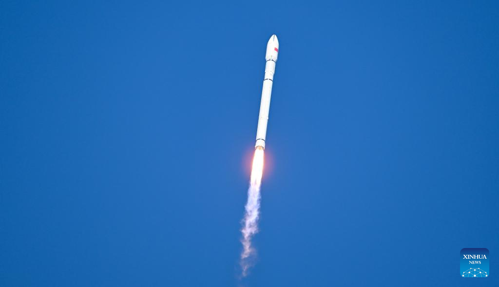 الصين تطلق إلى الفضاء مجموعة جديدة من الأقمار الاصطناعية للإنترنت