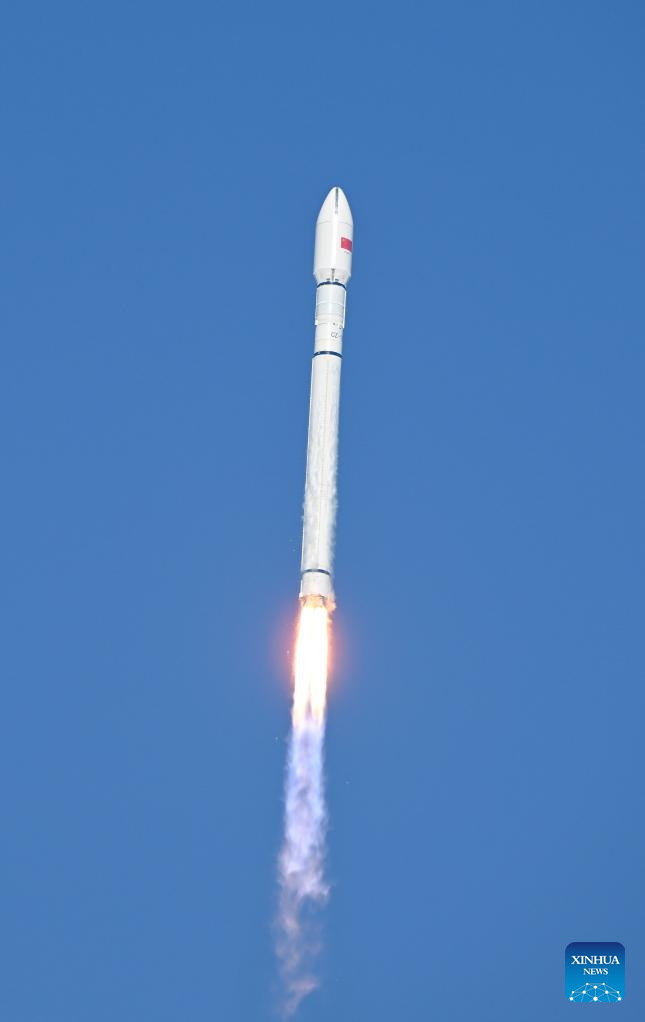 الصين تطلق إلى الفضاء مجموعة جديدة من الأقمار الاصطناعية للإنترنت