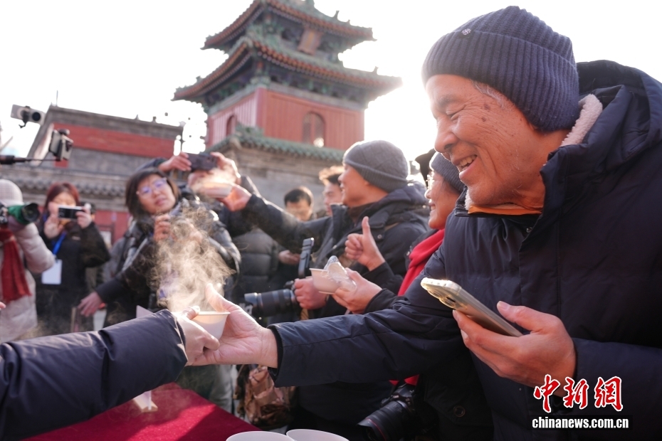 احتفال الناس في جميع أنحاء الصين بمهرجان لابا مع عصيدة حارة في أجواء باردة