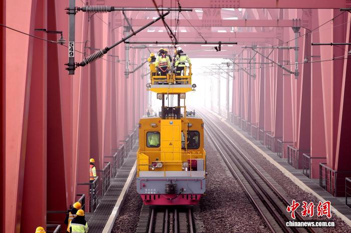 تشنغتشو، خنان: عمال "العناكب" يجرون صيانة على جسر السكة الحديدية