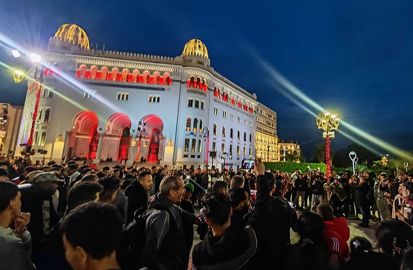 الجزائر تحتفل بالعام الصيني الجديد بإضاءة مبنى البريد المركزي باللون الأحمر