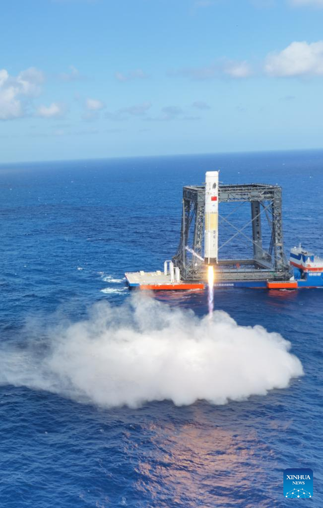 الصين تجري أول استرجاع لكسبولة عودة مركبة فضائية من البحر