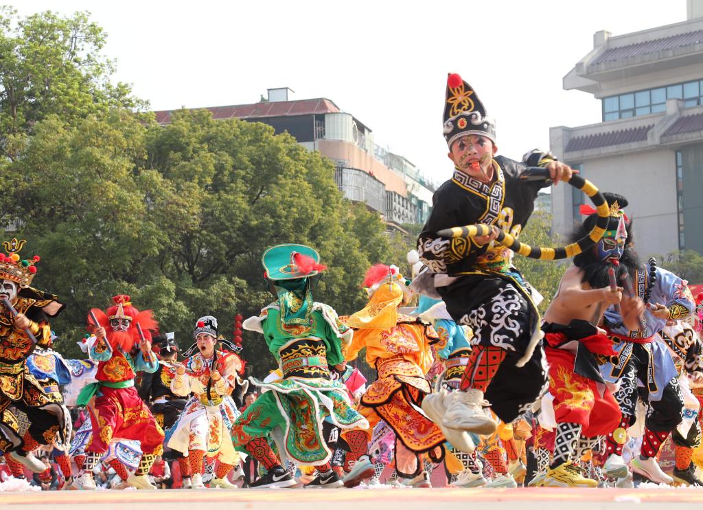 عروض لرقصة يينغقه في مقاطعة قوانغدونغ بجنوبي الصين