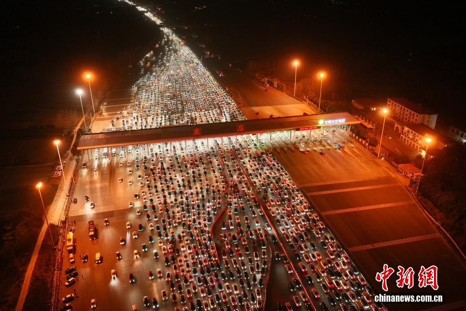 أكبر بوابة لرسوم الطرق السريعة في الصين تستقبل ذروة رحلات العودة لأسفار عيد الربيع