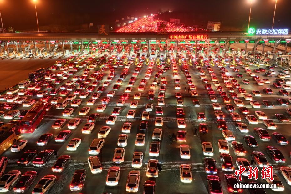 أكبر بوابة لرسوم الطرق السريعة في الصين تستقبل ذروة رحلات العودة لأسفار عيد الربيع