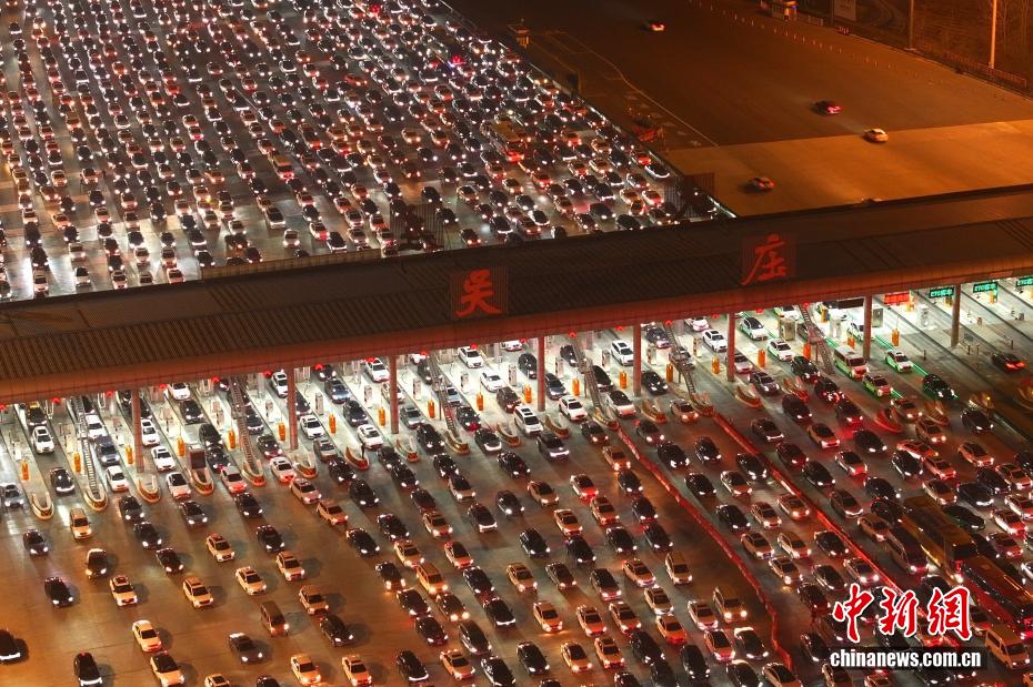 أكبر بوابة لرسوم الطرق السريعة في الصين تستقبل ذروة رحلات العودة لأسفار عيد الربيع