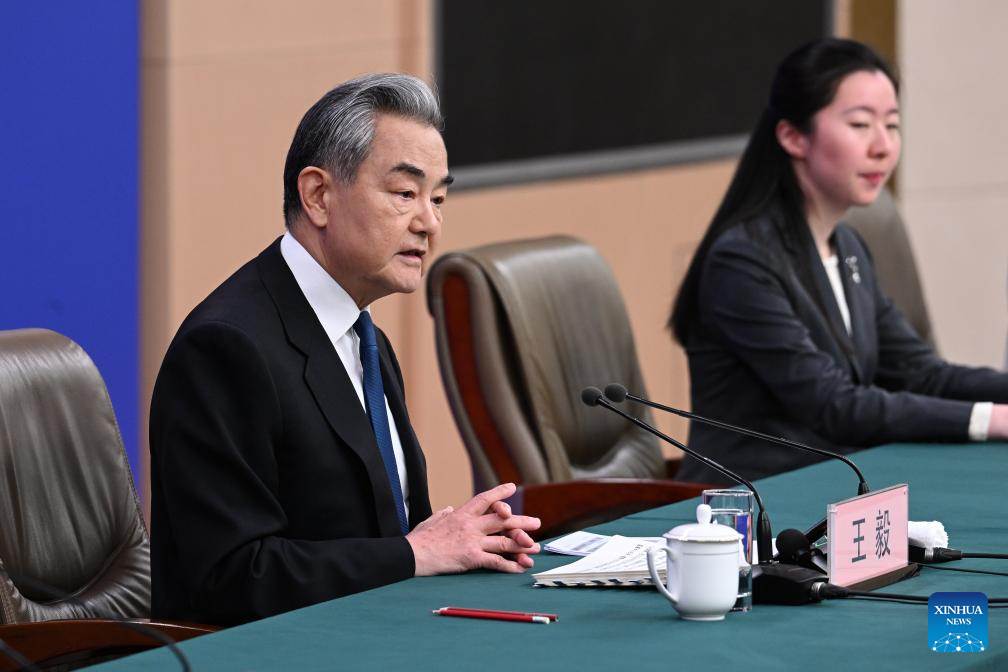 وزير الخارجية الصيني يلتقي الصحافة حول السياسة والعلاقات الخارجية