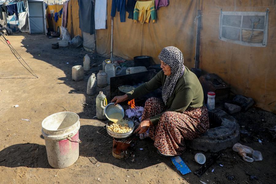 مقالة : في يوم المرأة العالمي.. نساء غزة يخضن معركة يومية من أجل البقاء