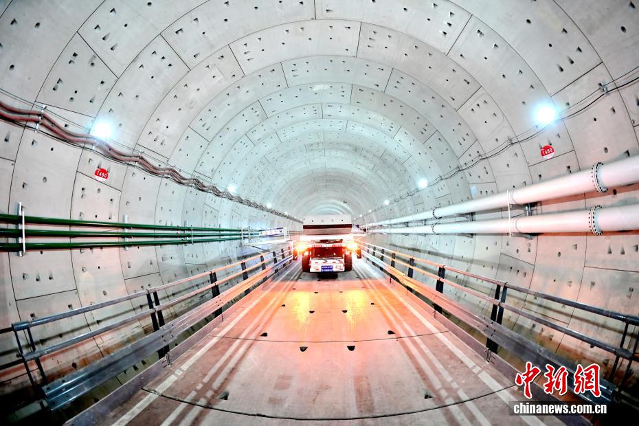 تشينغداو: تقدم سلس في أعمال حفر أكبر نفق طريق بحري في العالم