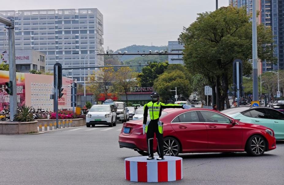  لأول مرة في شنتشن ..شرطي مرور آلي ينظم حركة المرور في أحد شوارع المدينة