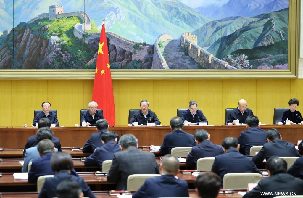 رئيس مجلس الدولة الصيني يدعو إلى تحقيق تقدم قوي في عمل الحكومة عام 2026