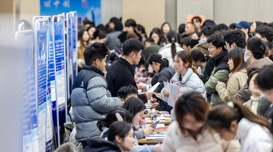 نائب رئيس مجلس الدولة الصيني يحثّ على بذل جهود لتعزيز التوظيف عالي الجودة والكافي لخريجي الجامعات