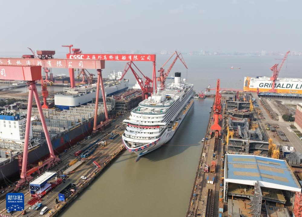 تعويم ثاني سفينة سياحية صينية كبيرة محلية الصنع في شانغهاي