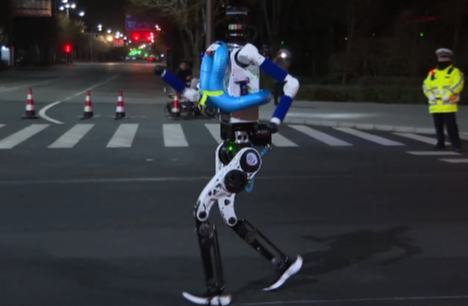 الروبوتات البشرية تبدأ تحضيراتها لماراثون ييجوانغ 2026 ببكين