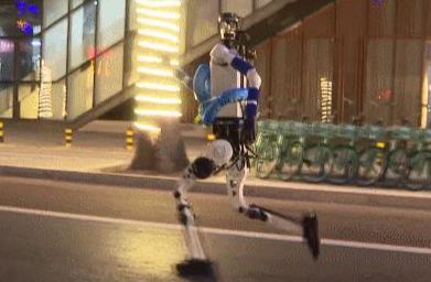 الروبوتات البشرية تبدأ تحضيراتها لماراثون ييجوانغ 2026 ببكين