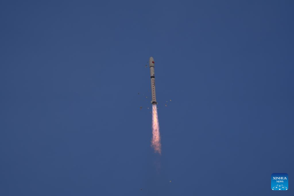 الصين تطلق قمرين اصطناعيين