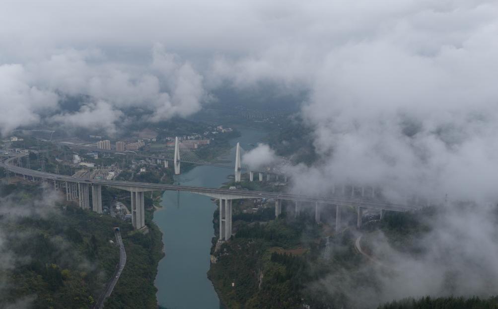 الصورة: مناظر حي وولونغ في تشونغتشينغ بجنوب غربي الصين