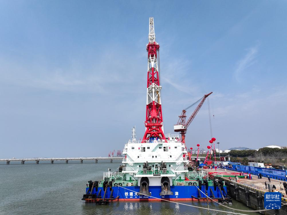 تسليم سفينة لدقّ الركائز بمستوى عالمي في شرقي الصين