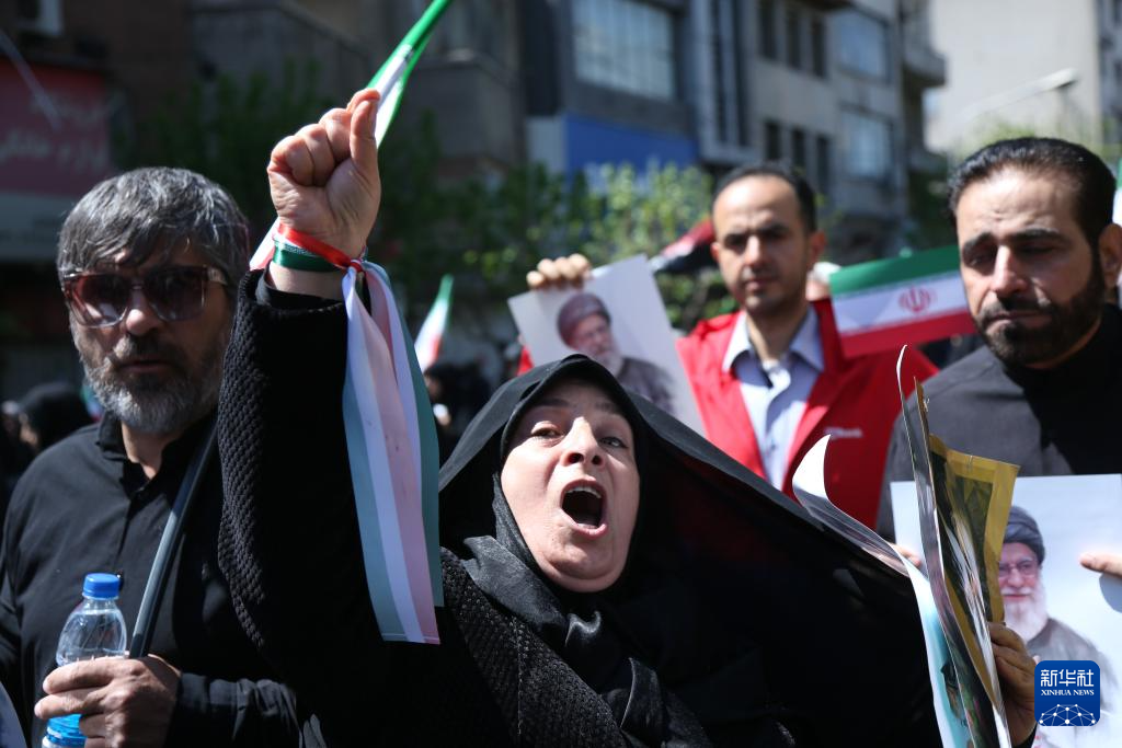 إيران تحيي