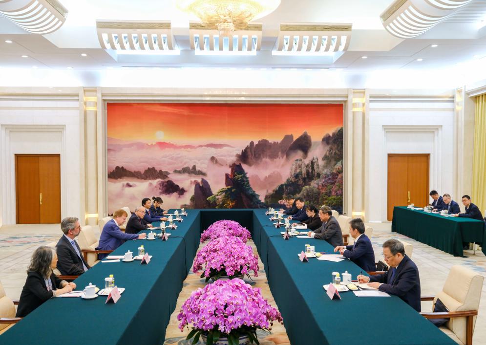 نائب رئيس مجلس الدولة الصيني: الصين والولايات المتحدة تتقاسمان مساحة واسعة للتعاون ومصالح مشتركة واسعة النطاق