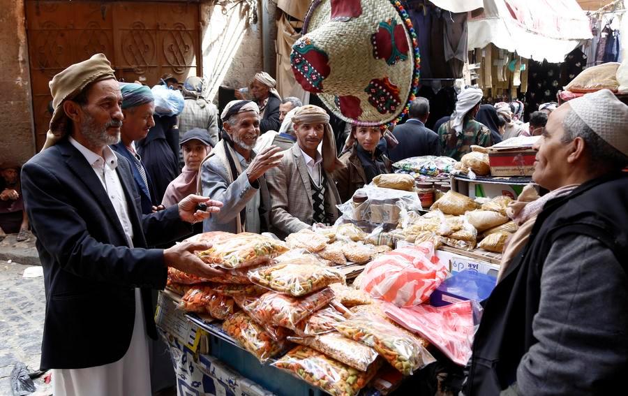 تحقيق إخباري: أزمة سيولة نقدية تضاعف معاناة اليمنيين