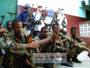 اضطر بعض الجنود الصوماليون الى خدمة المنظمات المعارضة للحكومة الاسلامية بسبب قلة رواتبهم