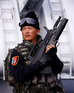 القوة المتحاربة الخاصة التابعة للبحرية الصينية مستعدة جاهزة لضرب القرصنة البحرية 