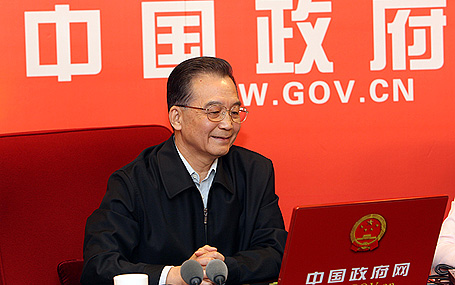 فيديو:رئيس مجلس الدولة الصيني يتحدث على الانترت مع مستخدمي الشبكة