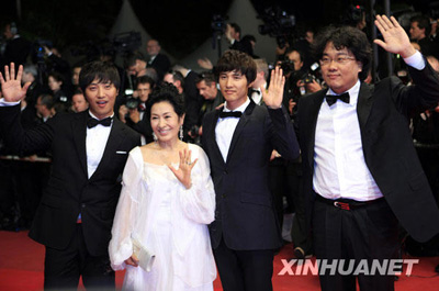 المخرج الكوري الجنوبي بونغ جون هو ( الأول الى اليمين ) والممثلون الكوريون الجنوبيون كيم هي جا ( الثانية الى اليسار) ووون بين ( الثاني الى اليمين ) وجين غو يظهرون على البساط الأحمر للدورة الـ 62 لمهرجان كان السينمائي بفرنسا.\r\n