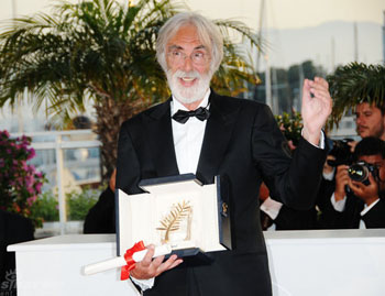 المخرج مايكل هانيكي يحمل جائزة فيلم "الشريط الأبيض"