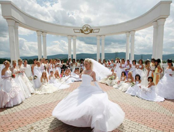 مسيرة العرائس فى روسيا لمراجعة حفلة الزفاف لهن