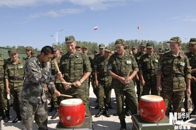 يتعلم الجنود الروس قرع الطبول الصينى .