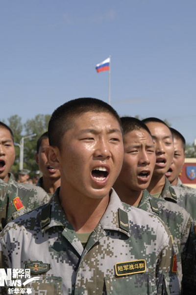 يغني الجنود الصينيون الأغنية  باللغة الروسية . 
