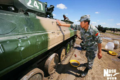 تنظيف الجنود الصينيون الدبابات 2