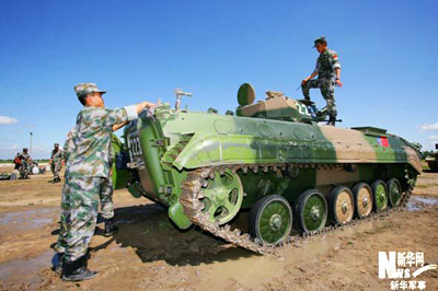 تنظيف الجنود الصينيون الدبابات 4
