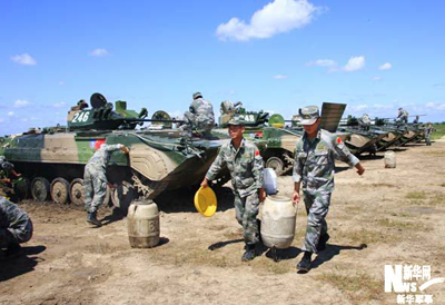 تنظيف الجنود الصينيون الدبابات 3 