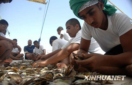 الشباب الكويتيون قاموا بصيد اللؤلؤ في العطلة الصيفية\r\n