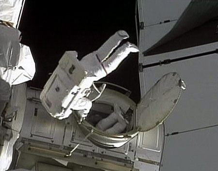 نجاح رواد الفضاء لديسكفري (Discovery) في مهمة سير خارج المحطة الفضائية الدولية