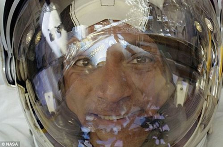 الرواد الفضائيون على المركبة الفضائية الأمريكية ديسكوفري مبتسمون في عملية المشي الكلية في الفضاء