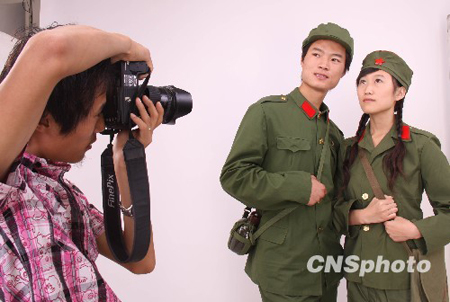 التصوير الزواجى بالأزياء الجيشية شائع مع قروب العيد الوطني الصيني