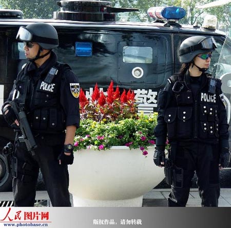 انتشار رجال فرقة الصدام ـ السيف الأزرق التابعة لشرطة بكين الخاصة في الشوارع