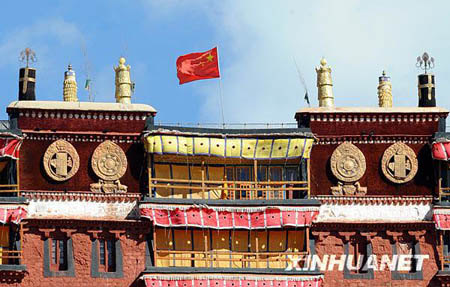 جو حماسي لاستقبال العيد الوطني الصيني  فى لاسا عاصمة التبت