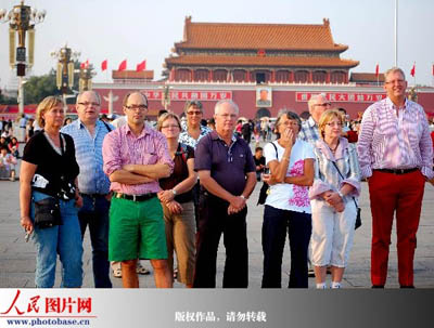 بكين : ميدان تيان آن مون مزدحم  بالزوار الصينيين والأجانب قبل العيد الوطني