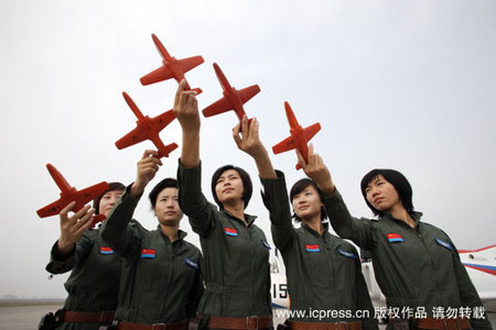 أول دفعة من الطيارات الصينيات للطائرات المقاتلة  مستعدات للعرض العسكري