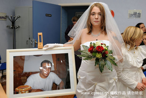 قصة عاطفية:"تزوّج"  عروس فرنسية من صورة عريسها